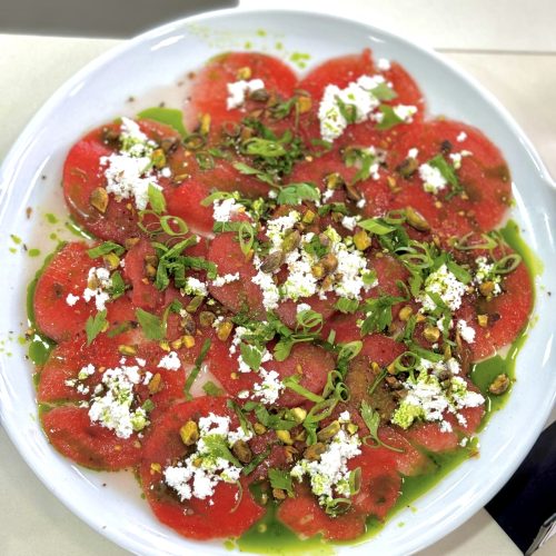 Carpaccio de melancia com crocante de Parma, pistaches , feta e azeite de manjericão